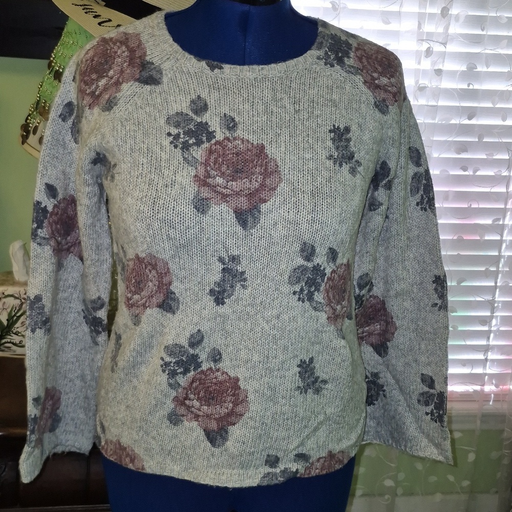 Lucky Brand Sweater: Gray With Roses.  Sz.M.(#1329C)measures Pit To Pit 20"xL22"